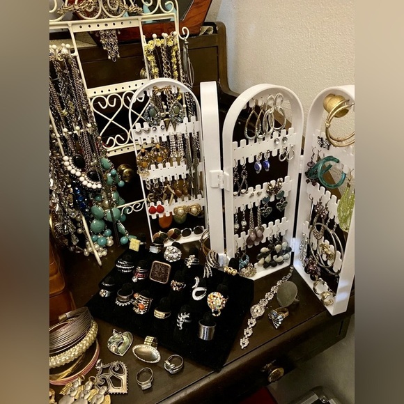 2LBs Vintage Estate Costume Jewelry Lots~ Signed n Unsigned~ Mostly All wearable - Picture 7 of 12